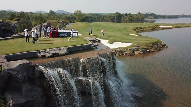 Các golfer thử sức hố số 19 tại Kings Course - ảnh 4