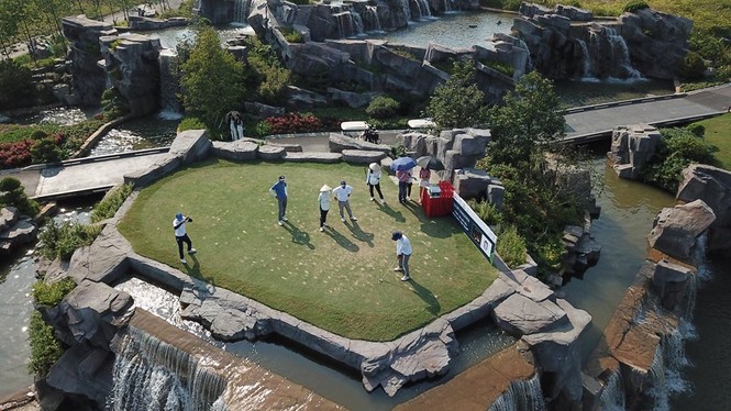 Các golfer thử sức hố số 19 tại Kings Course - ảnh 5
