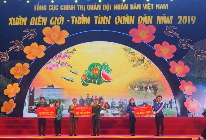 Rộn ràng Tết quân dân trên xứ Lạng - ảnh 1