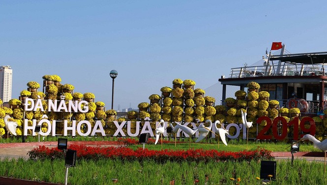 Cầu Vàng trên đỉnh Bà Nà xuất hiện ở đường hoa xuân Đà Nẵng - ảnh 1