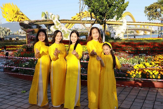 Cầu Vàng trên đỉnh Bà Nà xuất hiện ở đường hoa xuân Đà Nẵng - ảnh 2