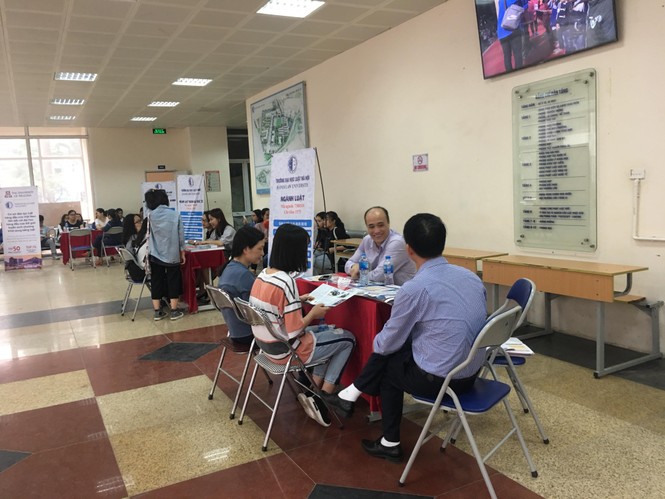 Sôi động Ngày hội tuyển sinh và việc làm Đại học Luật Hà Nội - ảnh 3