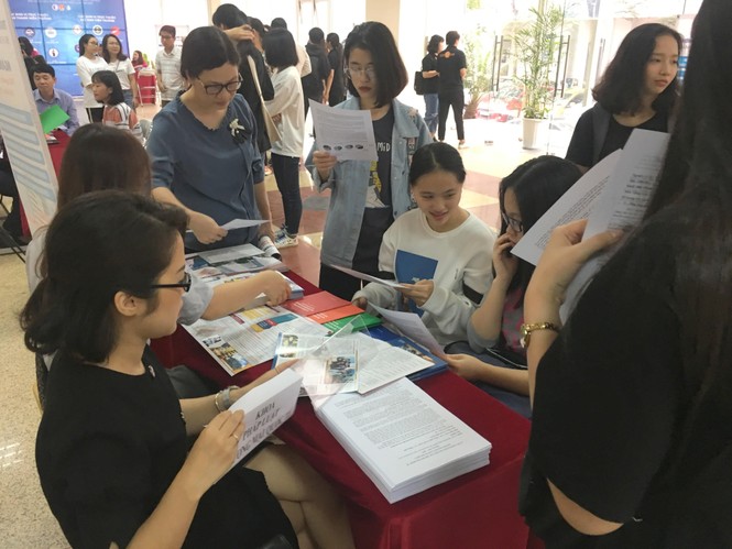 Sôi động Ngày hội tuyển sinh và việc làm Đại học Luật Hà Nội - ảnh 10