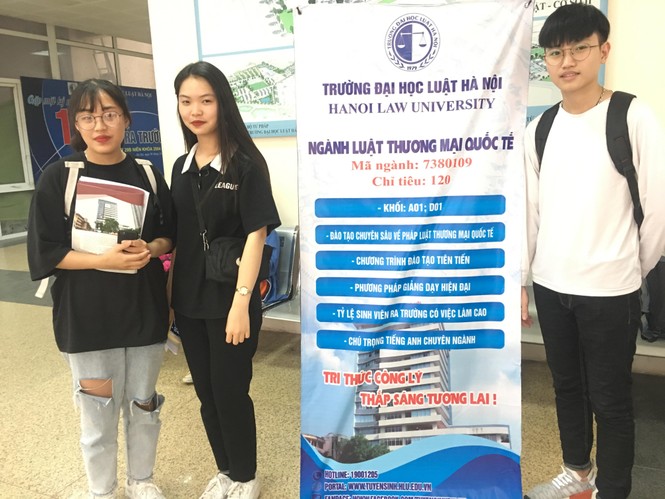Sôi động Ngày hội tuyển sinh và việc làm Đại học Luật Hà Nội - ảnh 5