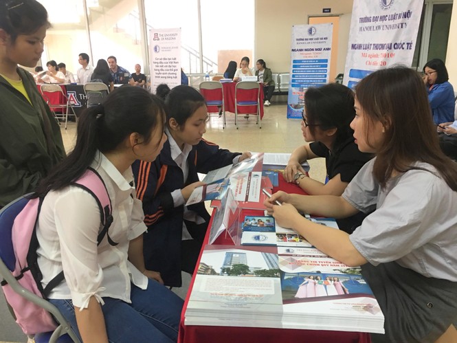 Sôi động Ngày hội tuyển sinh và việc làm Đại học Luật Hà Nội - ảnh 11