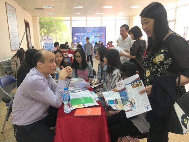 Sôi động Ngày hội tuyển sinh và việc làm Đại học Luật Hà Nội - ảnh 4
