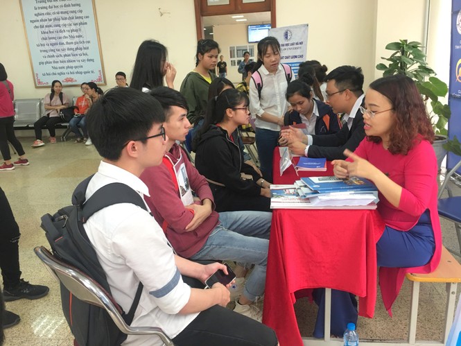 Sôi động Ngày hội tuyển sinh và việc làm Đại học Luật Hà Nội - ảnh 9