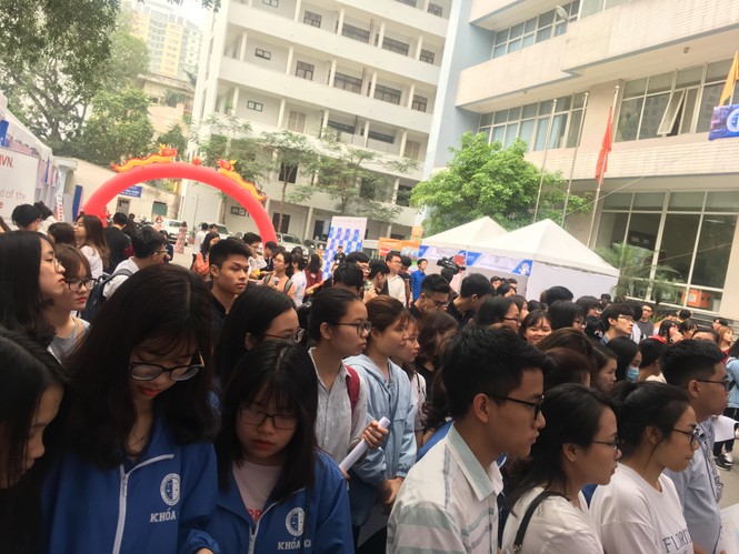 Sôi động Ngày hội tuyển sinh và việc làm Đại học Luật Hà Nội - ảnh 7