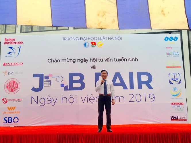 Sôi động Ngày hội tuyển sinh và việc làm Đại học Luật Hà Nội - ảnh 2