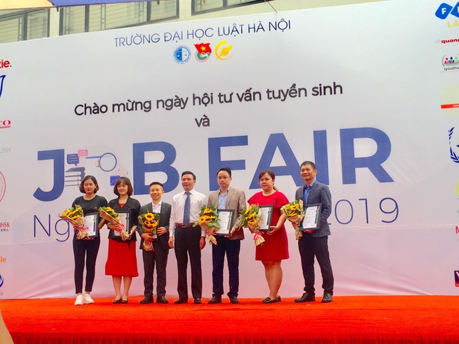 Sôi động Ngày hội tuyển sinh và việc làm Đại học Luật Hà Nội - ảnh 1