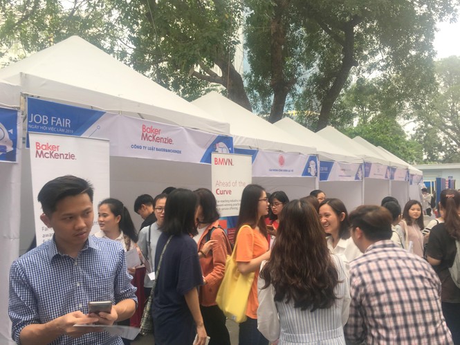 Sôi động Ngày hội tuyển sinh và việc làm Đại học Luật Hà Nội - ảnh 6