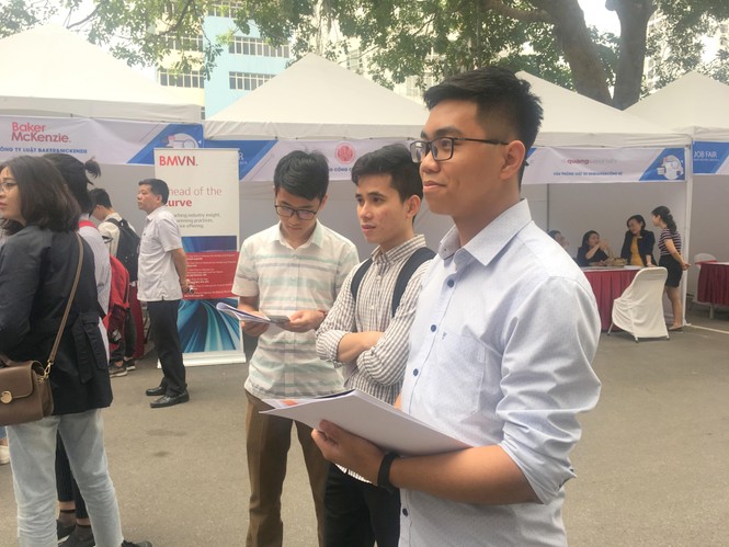 Sôi động Ngày hội tuyển sinh và việc làm Đại học Luật Hà Nội - ảnh 8