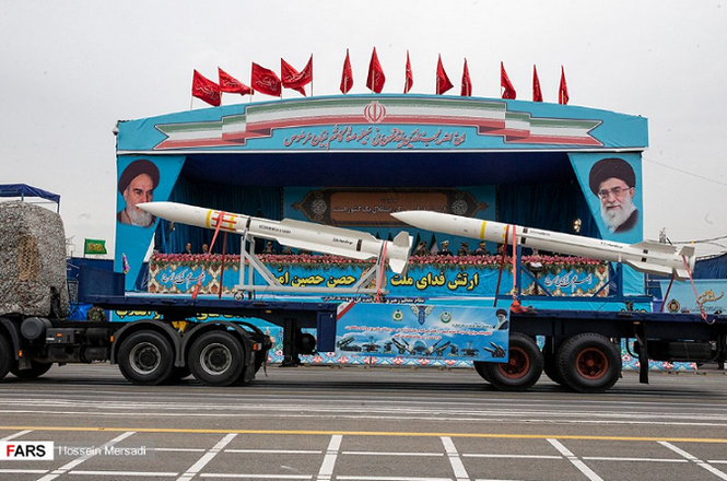 Iran diễu binh khoe khí tài quân sự hùng hậu - ảnh 2