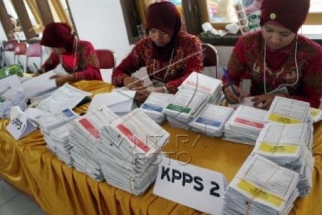 Hàng chục nhân viên kiểm phiếu chết vì kiệt sức trong cuộc bầu cử Indonesia - ảnh 1