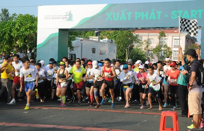 Hơn 4.000 vận động viên tham gia giải chạy Marathon tại Hậu Giang - ảnh 1