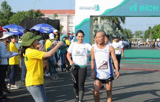 Hơn 4.000 vận động viên tham gia giải chạy Marathon tại Hậu Giang - ảnh 7