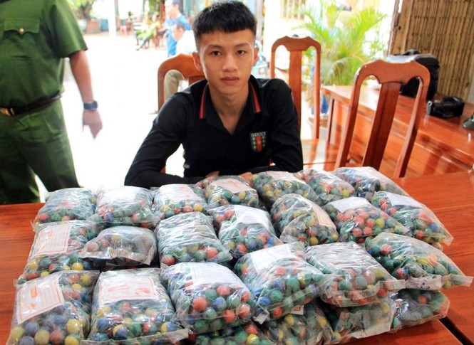 Bị truy đuổi, đối tượng chở pháo lậu lao xe vào nhà dân - ảnh 1