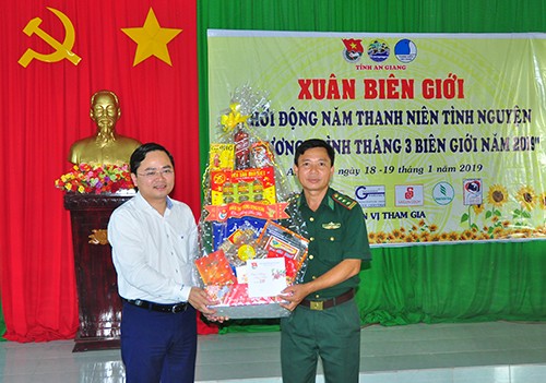 Trung ương Đoàn chúc tết chiến sỹ biên giới - ảnh 1