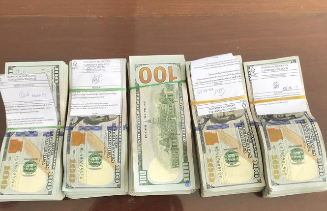 Bắt quả tang phụ nữ vận chuyển 50.000 USD qua biên giới - ảnh 1