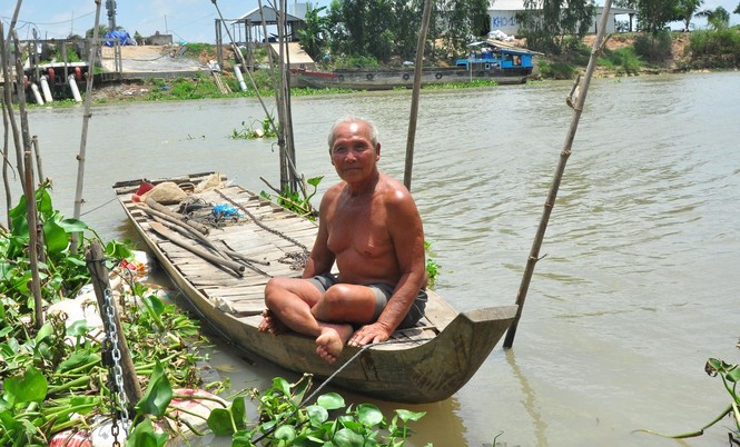 Đầu nguồn lũ, nước trong xanh lạ thường - ảnh 1