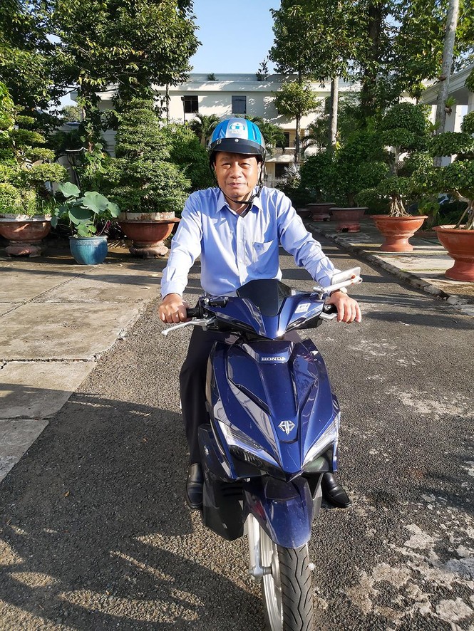 Chủ tịch Đồng Tháp lý giải đi xe máy đến công sở - ảnh 1