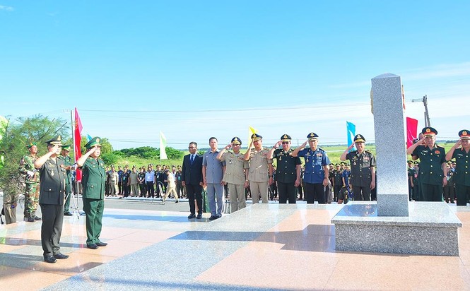 Bộ đội Việt Nam - Campuchia tuần tra biên giới chung tại khu vực cửa khẩu quốc tế - ảnh 2