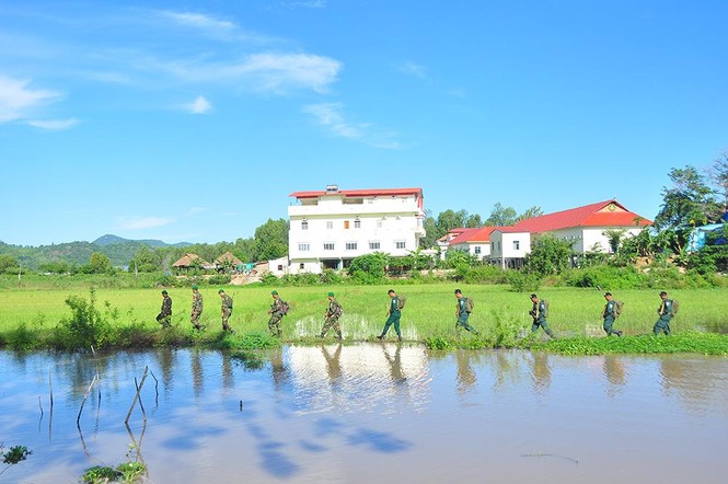 Bộ đội Việt Nam - Campuchia tuần tra biên giới chung tại khu vực cửa khẩu quốc tế - ảnh 5