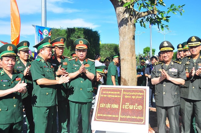 Bộ đội Việt Nam - Campuchia tuần tra biên giới chung tại khu vực cửa khẩu quốc tế - ảnh 3
