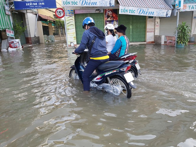 Triều cường dâng cao, Cần Thơ chìm trong biển nước - ảnh 6