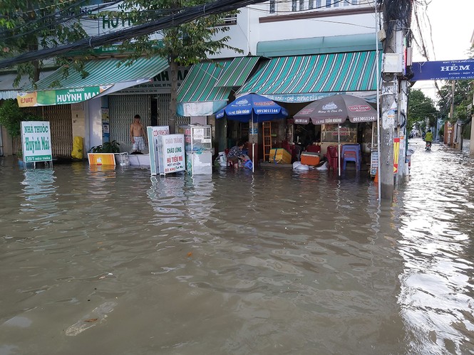 Triều cường dâng cao, Cần Thơ chìm trong biển nước - ảnh 4