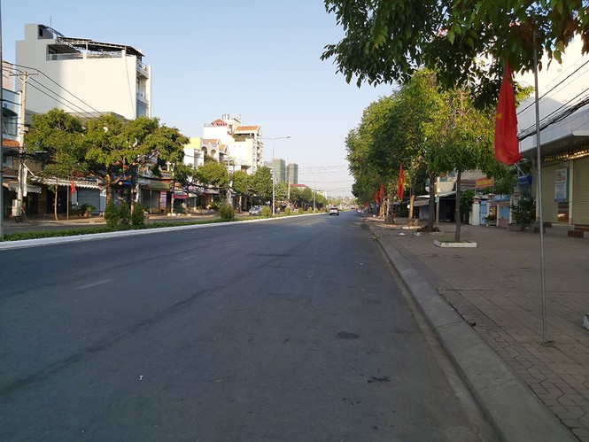 Đường phố vắng hoe ngày đầu năm mới - ảnh 2