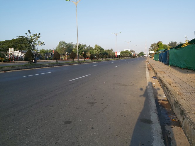 Đường phố vắng hoe ngày đầu năm mới - ảnh 8