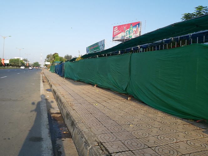 Đường phố vắng hoe ngày đầu năm mới - ảnh 3