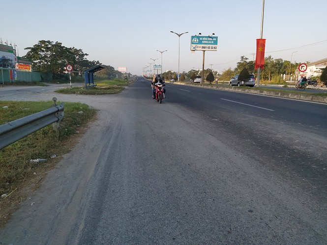 Đường phố vắng hoe ngày đầu năm mới - ảnh 1