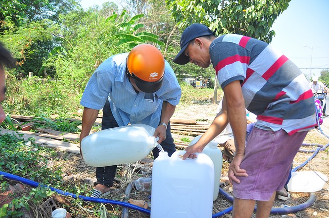 Giọt nước nghĩa tình giữa mùa hạn mặn - ảnh 2