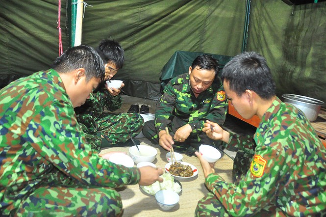 Chiến sỹ biên phòng trắng đêm phòng dịch nơi cửa ngõ biên cương - ảnh 11 Chiến sỹ biên phòng trắng đêm phòng dịch nơi cửa ngõ biên cương - ảnh 11