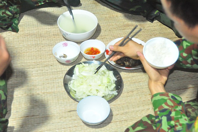 Chiến sỹ biên phòng trắng đêm phòng dịch nơi cửa ngõ biên cương - ảnh 12 Chiến sỹ biên phòng trắng đêm phòng dịch nơi cửa ngõ biên cương - ảnh 12