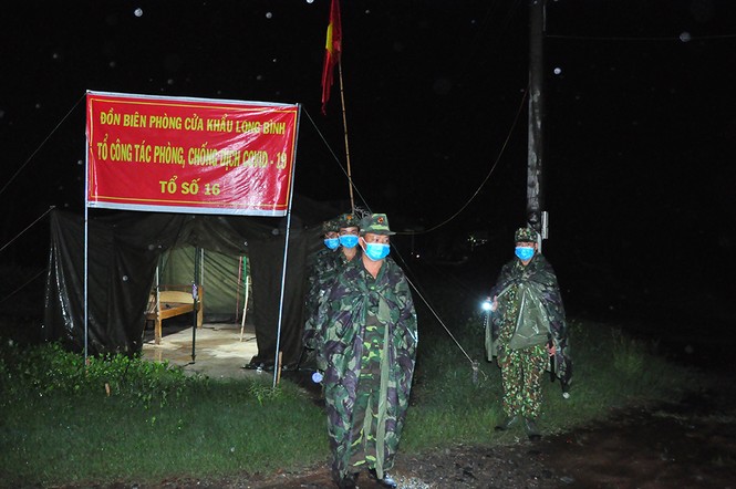 Chiến sỹ biên phòng trắng đêm phòng dịch nơi cửa ngõ biên cương - ảnh 19 Chiến sỹ biên phòng trắng đêm phòng dịch nơi cửa ngõ biên cương - ảnh 19