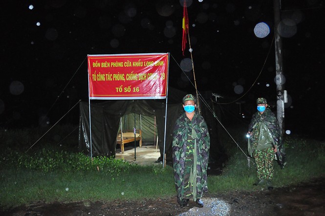 Chiến sỹ biên phòng trắng đêm phòng dịch nơi cửa ngõ biên cương - ảnh 4 Chiến sỹ biên phòng trắng đêm phòng dịch nơi cửa ngõ biên cương - ảnh 4