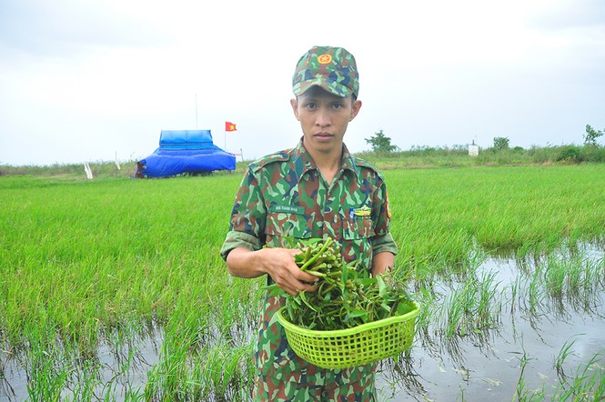 Người dân 'tiếp tế' thực phẩm cho bộ đội chống dịch ở biên giới - ảnh 7