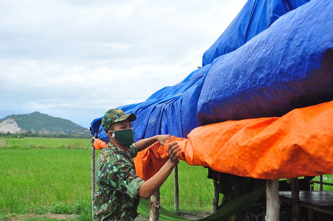 Người dân 'tiếp tế' thực phẩm cho bộ đội chống dịch ở biên giới - ảnh 13