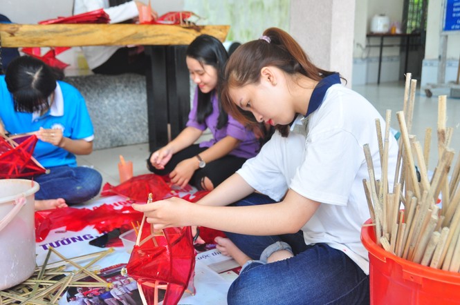 Sinh viên tự tay làm lồng đèn tặng trẻ em vùng sâu vui trung thu - ảnh 8