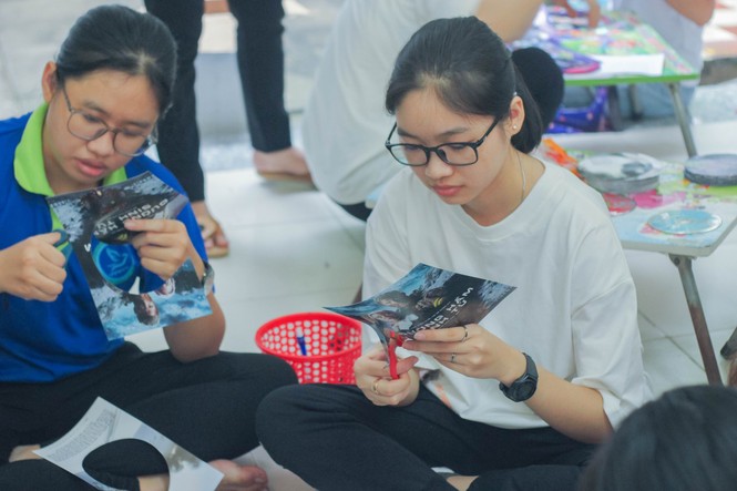 Sinh viên tự tay làm lồng đèn tặng trẻ em vùng sâu vui trung thu - ảnh 5