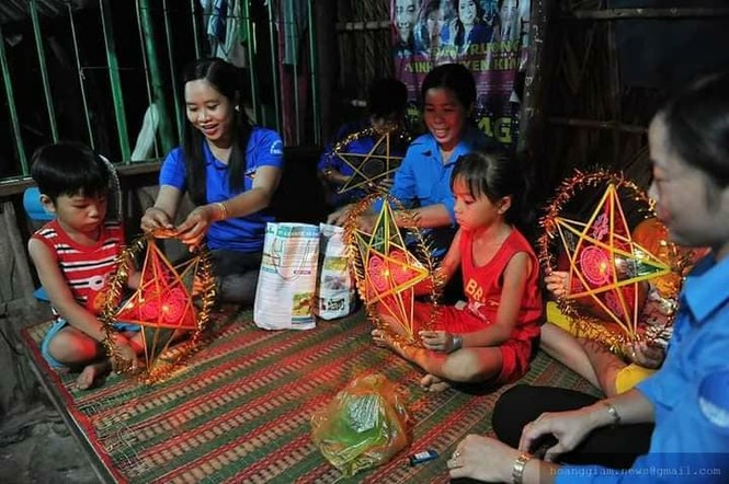ĐVTN rửa xe gây quỹ tặng quà cho trẻ khuyết tật vui trung thu - ảnh 4
