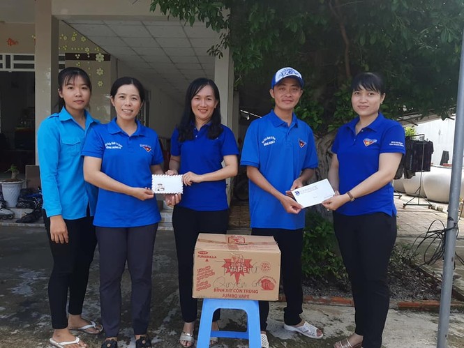 ĐVTN rửa xe gây quỹ tặng quà cho trẻ khuyết tật vui trung thu - ảnh 10