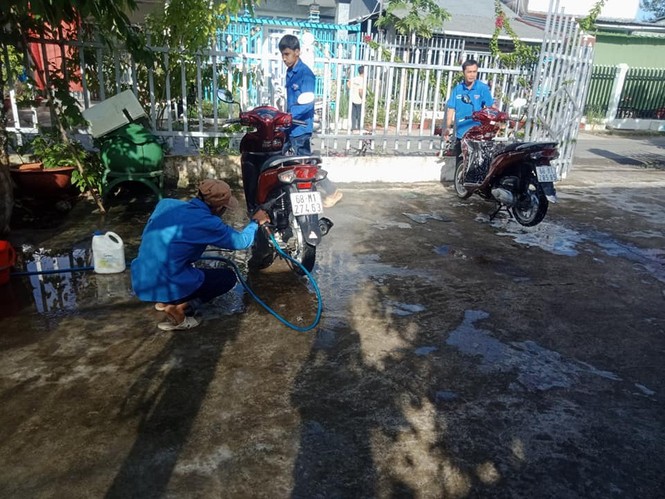 ĐVTN rửa xe gây quỹ tặng quà cho trẻ khuyết tật vui trung thu - ảnh 6