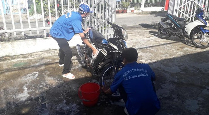 ĐVTN rửa xe gây quỹ tặng quà cho trẻ khuyết tật vui trung thu - ảnh 5