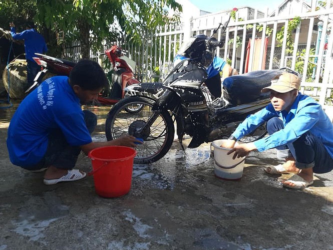 ĐVTN rửa xe gây quỹ tặng quà cho trẻ khuyết tật vui trung thu - ảnh 2