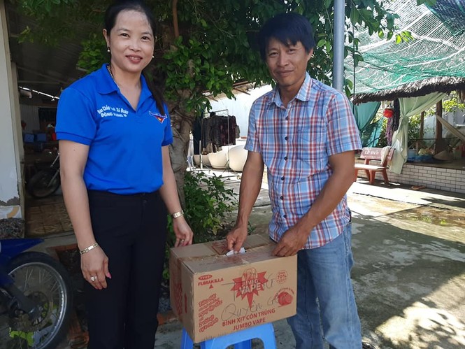 ĐVTN rửa xe gây quỹ tặng quà cho trẻ khuyết tật vui trung thu - ảnh 3