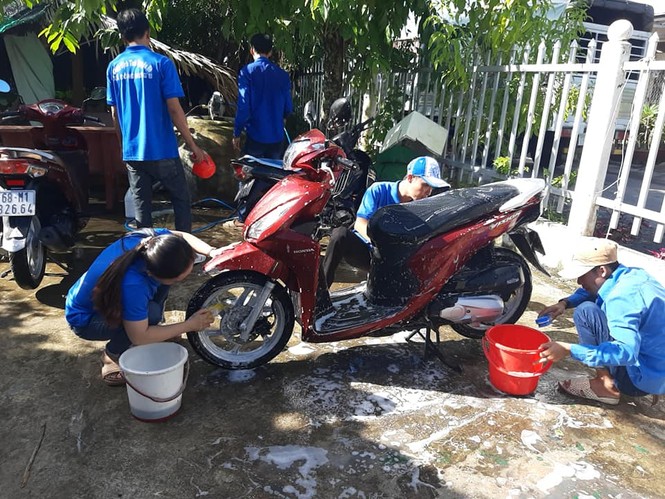 ĐVTN rửa xe gây quỹ tặng quà cho trẻ khuyết tật vui trung thu - ảnh 1